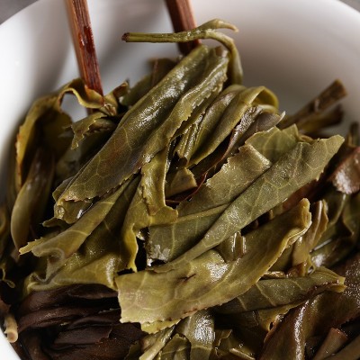批发云南普洱茶 2013年易武正山早春茶 明前生茶 357g七子饼图5
