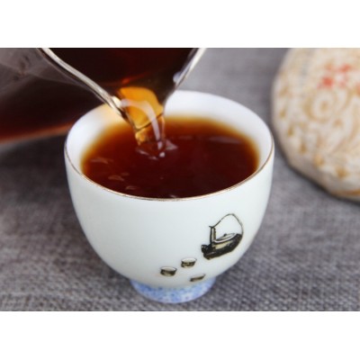 批发云南普洱茶叶 七子饼茶金芽小饼 熟茶 宫廷普洱茶饼图3