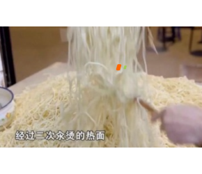 端着一碗热干面“过早”，似乎是武汉人的早餐标配|美食中国