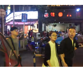 重庆路边烧烤小摊，顾客太多排不上队，烤完还要拿盆拌，麻辣咸香