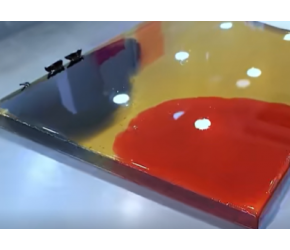 手工棒棒糖制作，先用透明糖浆熬煮，再调成不同颜色