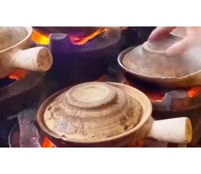 煲仔饭的天花板级别吃法 丰腴肉块以及滑嫩鸡肉 真的是太享受了