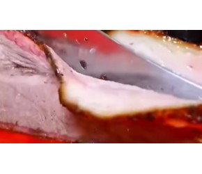 原汁原味的美式烤肉 不仅要用橡木熏烤 还要淋上肉汤沁入鲜香！