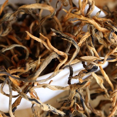 批发功夫红茶蜜香滇红毛峰原产地红茶散装一芽一叶金芽金 丝滇红茶图2