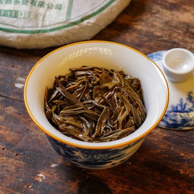 2012年普洱茶生茶勐海古树春茶一口料生茶饼云南普洱茶老生茶批发图5