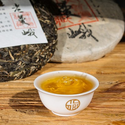 普洱茶生茶饼茶布朗山老曼峨古树茶普洱生茶饼云南普洱茶普洱茶饼图2