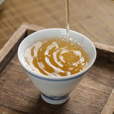 普洱茶春普洱生茶饼357g老班章古树茶黄金叶生普茶饼批发图5